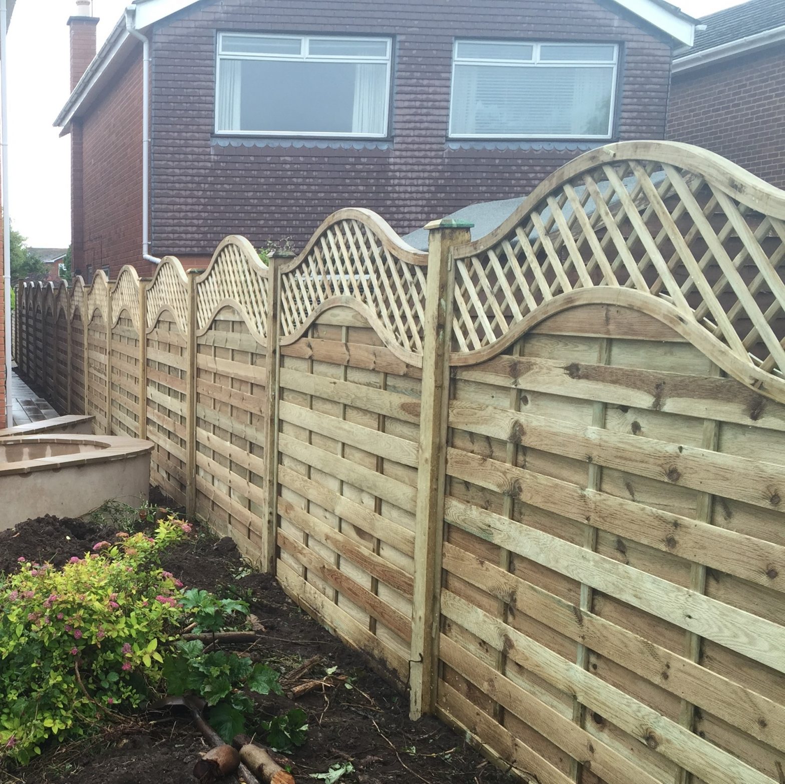 Omega Lattice 1.8m panels wooden posts