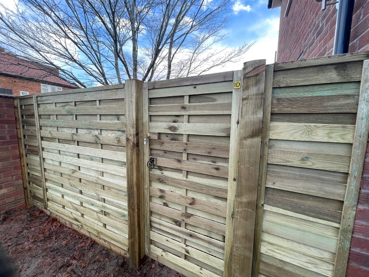 Hit and miss fence panels