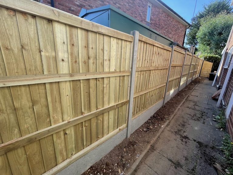 Quality feather egde fence panels in Leaminton Spa