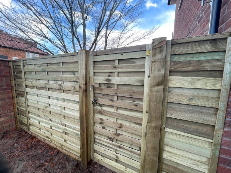 Hit and miss fence panels